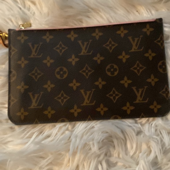 barley used beautiful Louis Vuitton hand bag - Picture 4 of 11